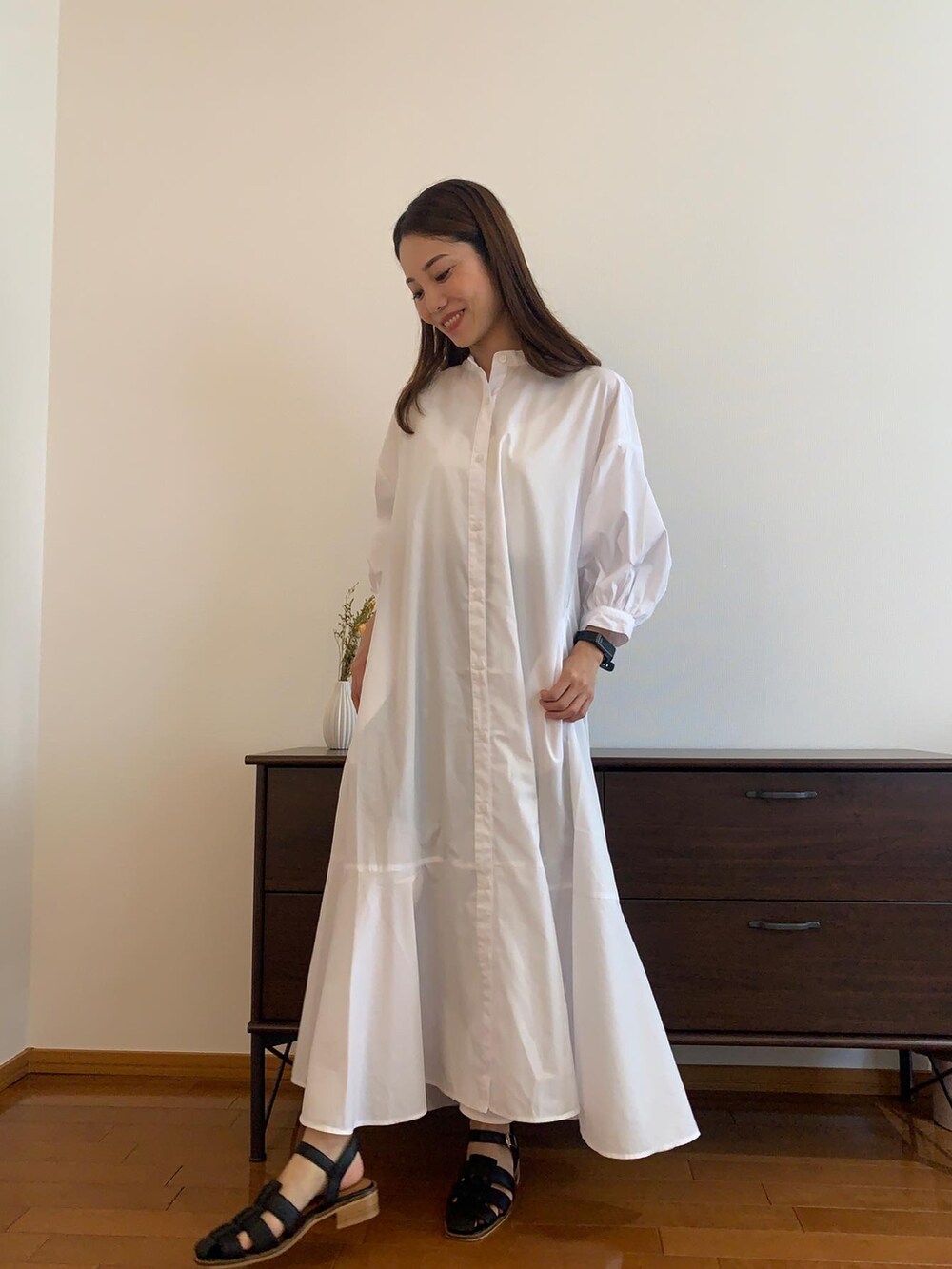 ホワイト系のワンピースを着用したレディースの夏コーディネートの2枚目の写真