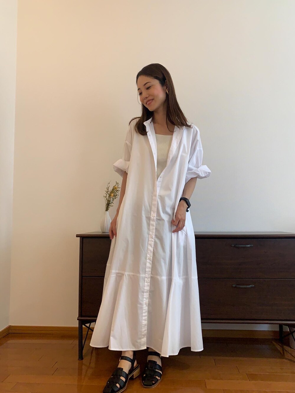 ホワイト系のワンピースを着用したレディースの夏コーディネートの3枚目の写真