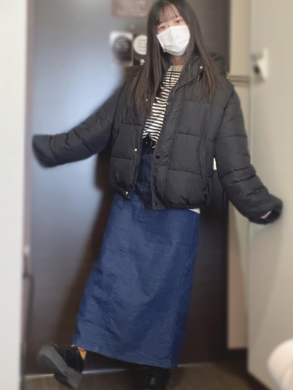 ブラック系のTシャツ/カットソーを着用したレディースの冬コーディネートの2枚目の写真