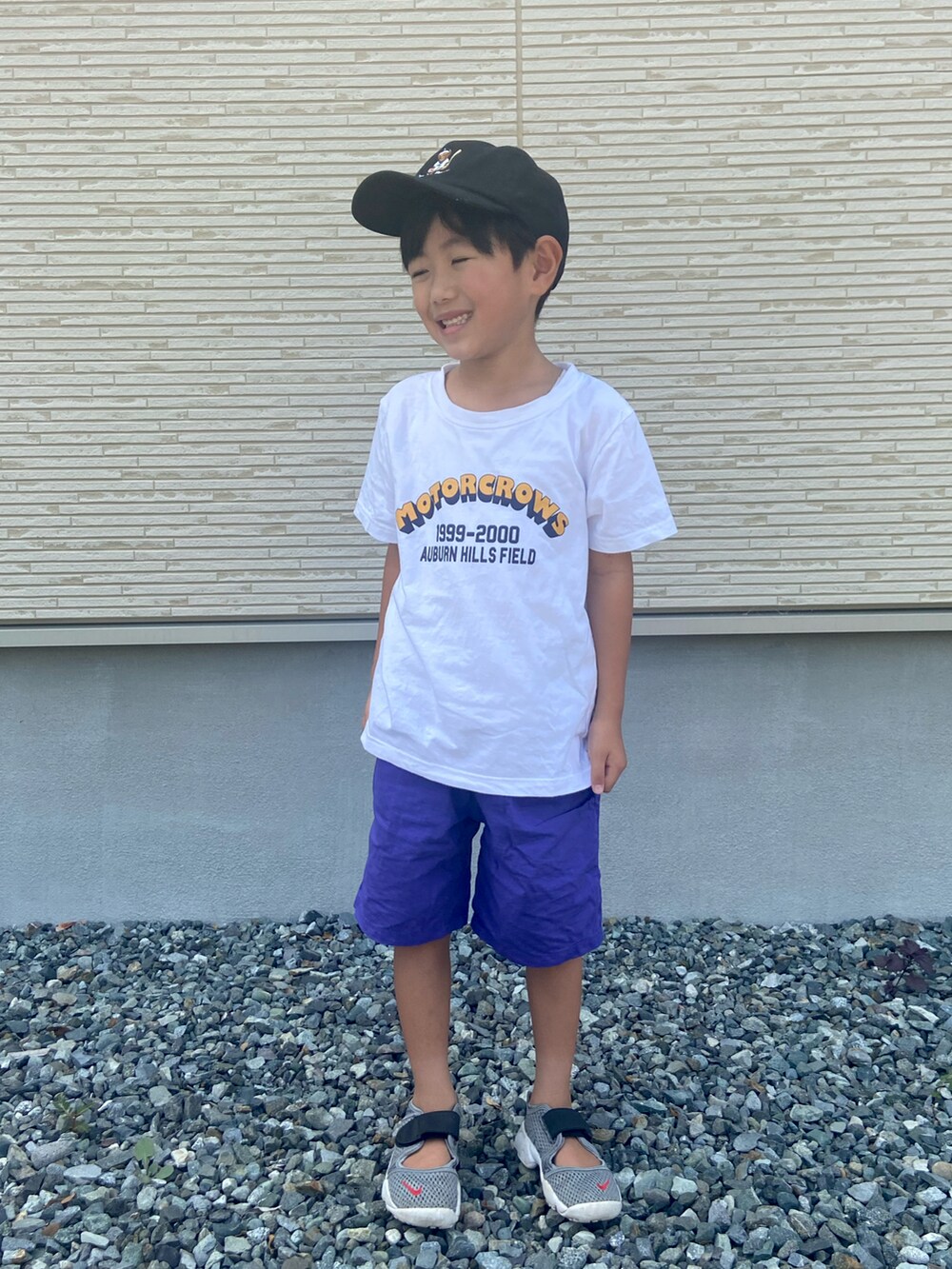 ホワイト系のTシャツ/カットソー、パープル系のその他パンツ、グレー系のサンダルを着用したキッズの夏コーディネートの2枚目の写真