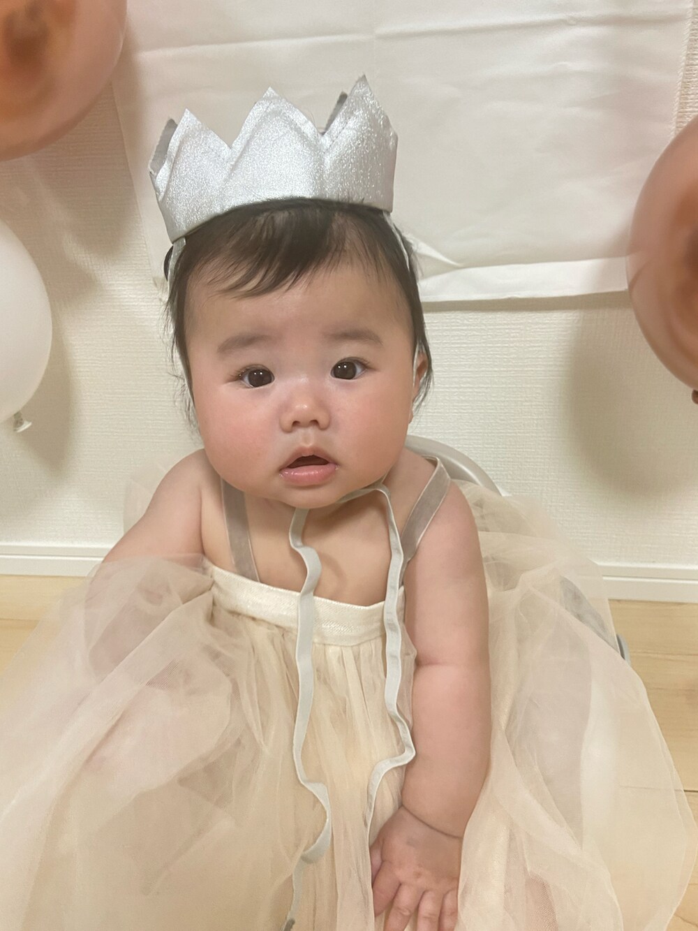 ベージュ系のワンピース/ドレス、シルバー系のベビーギフト、その他のその他を着用したキッズの春コーディネートの2枚目の写真