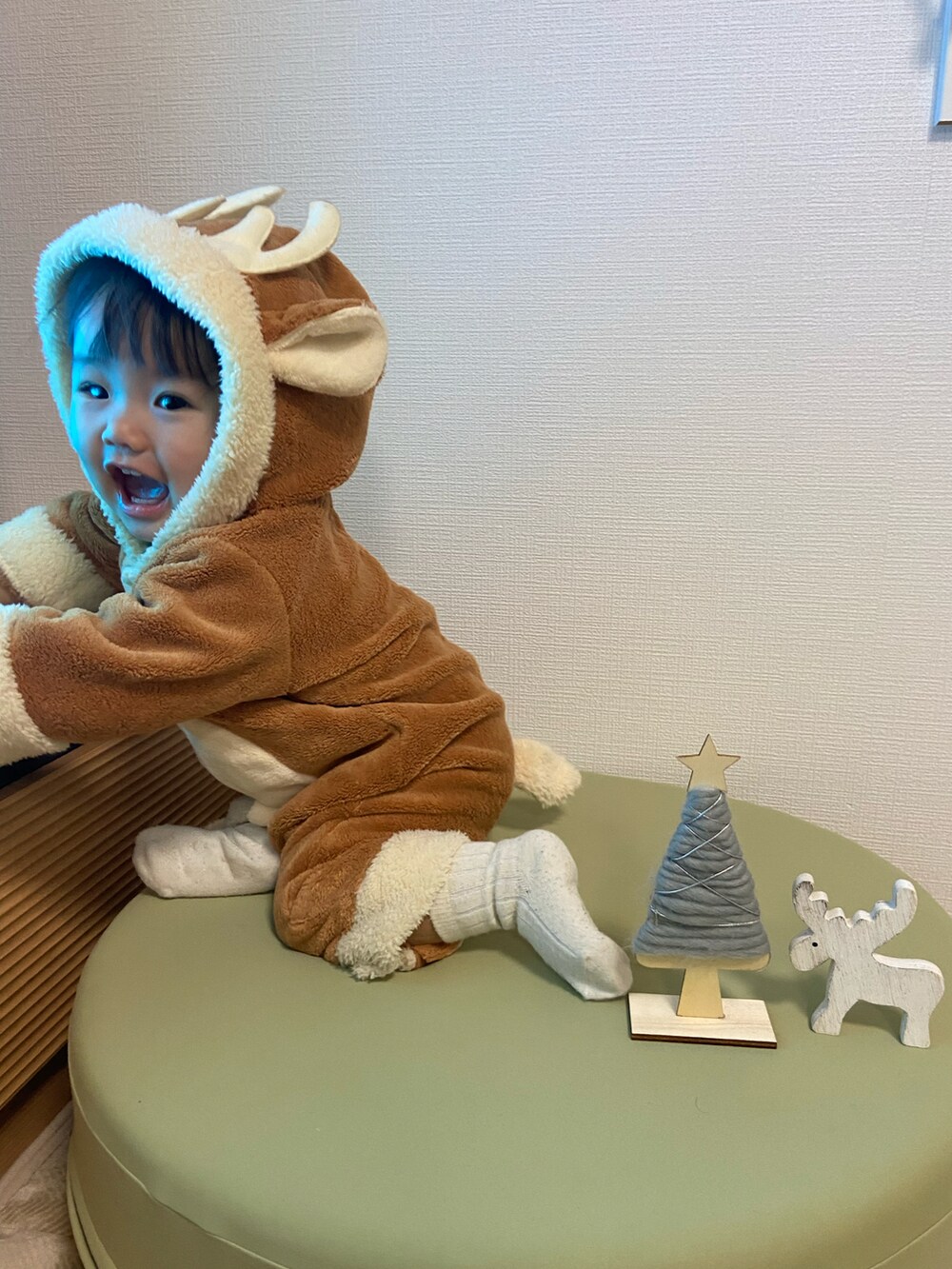 ブラウン系のロンパース、その他のポスター/アートを着用したキッズの冬コーディネートの2枚目の写真