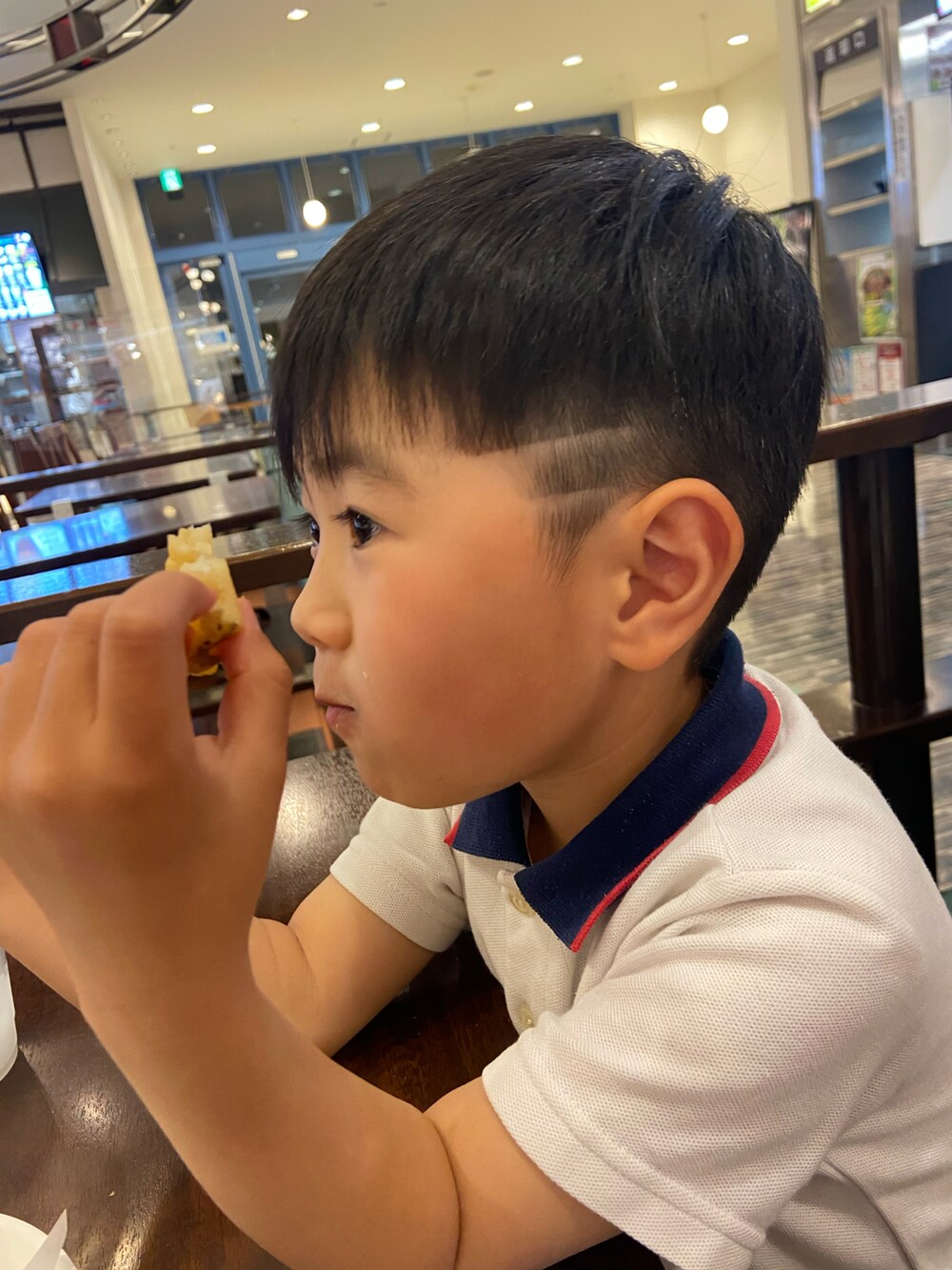 パープル系のTシャツ/カットソー、その他のその他パンツ、ブラック系のスニーカーを着用したキッズの春コーディネートの2枚目の写真