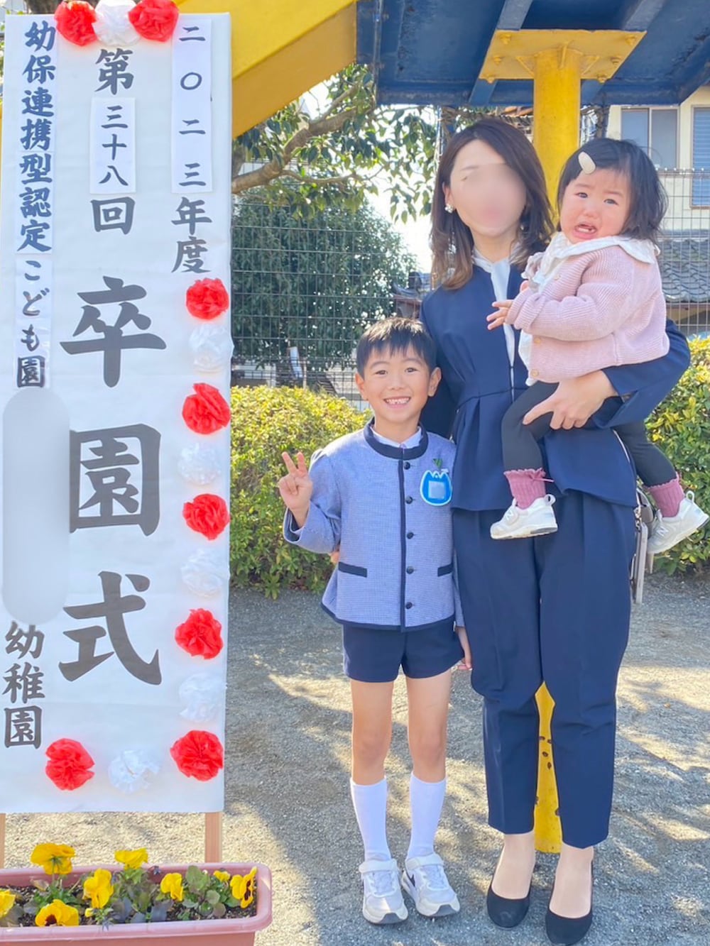 ブルー系のスーツセット、ベージュ系のハンドバッグ、その他のその他を着用したキッズの春コーディネートの2枚目の写真