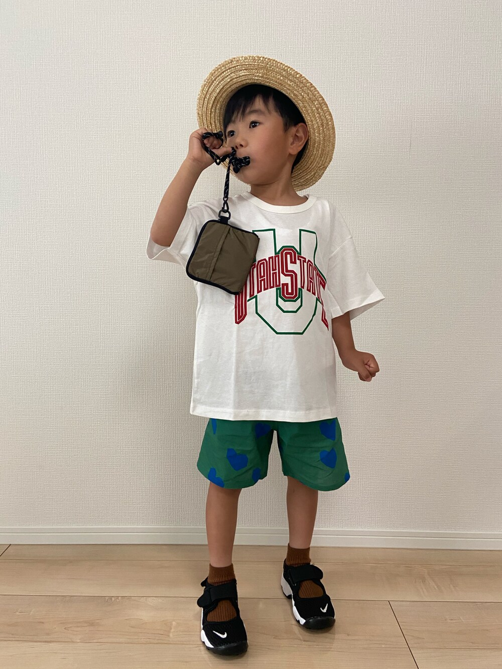 ホワイト系のTシャツ/カットソー、グリーン系のその他パンツ、ブラック系のサンダルを着用したキッズの春コーディネートの2枚目の写真