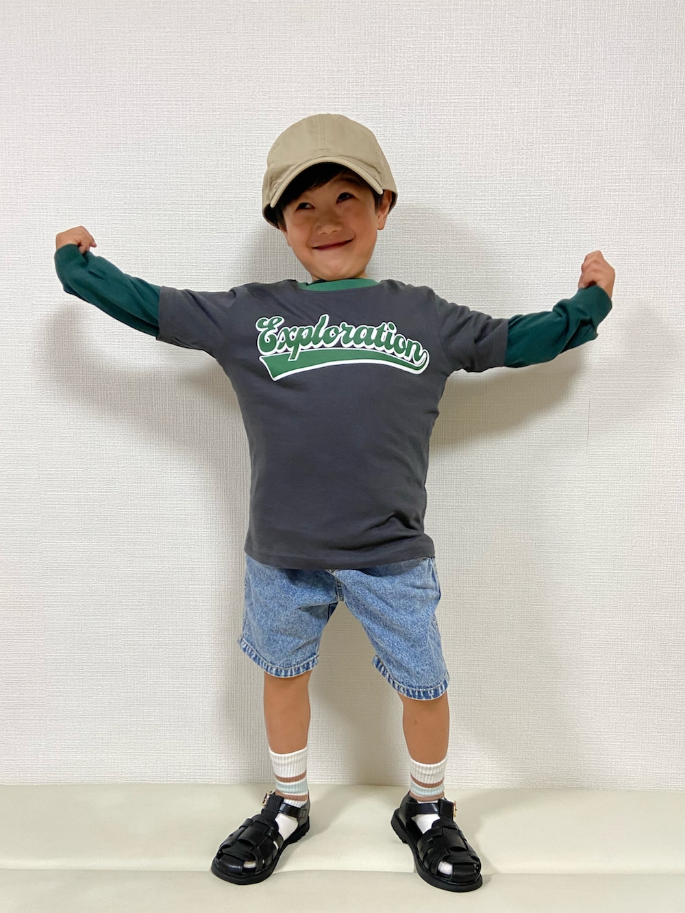 グレー系のTシャツ/カットソー、グリーン系のTシャツ/カットソー、ブルー系のデニムパンツを着用したキッズの夏コーディネートの3枚目の写真