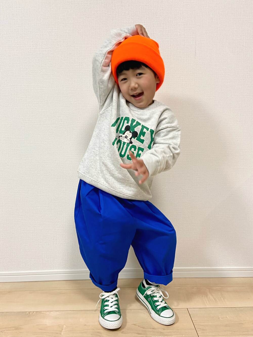 グレー系のスウェット、ブルー系のその他パンツ、グリーン系のスニーカーを着用したキッズの冬コーディネートの4枚目の写真