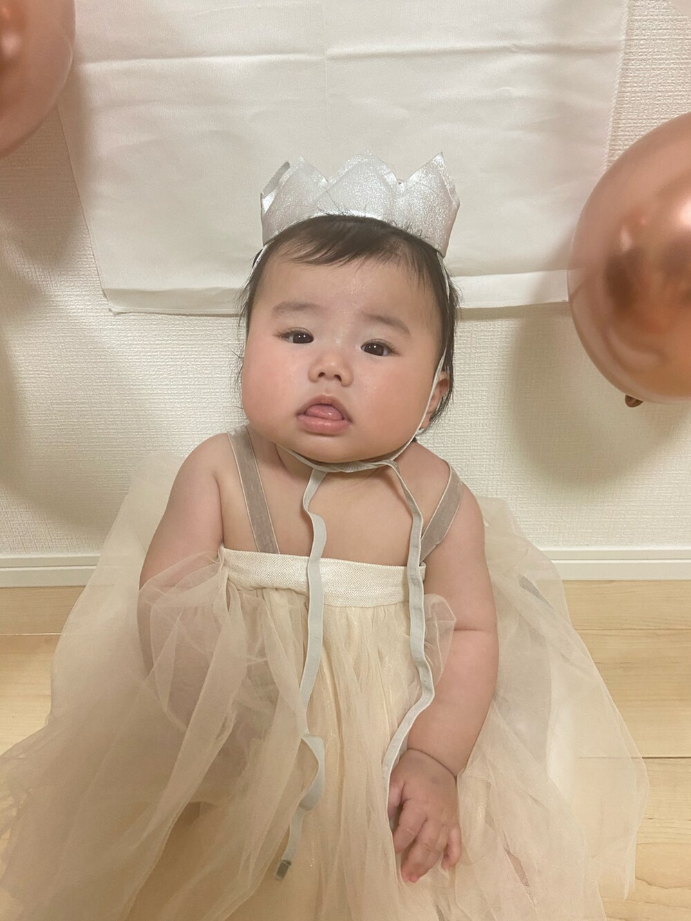 ベージュ系のワンピース/ドレス、シルバー系のベビーギフト、その他のその他を着用したキッズの春コーディネートの3枚目の写真