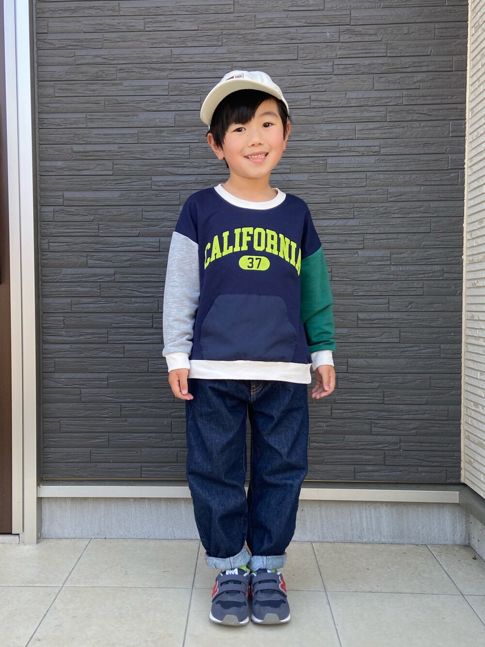 ブルー系のスウェット、ブルー系のデニムパンツ、ブルー系のスニーカーを着用したキッズの春コーディネートの2枚目の写真