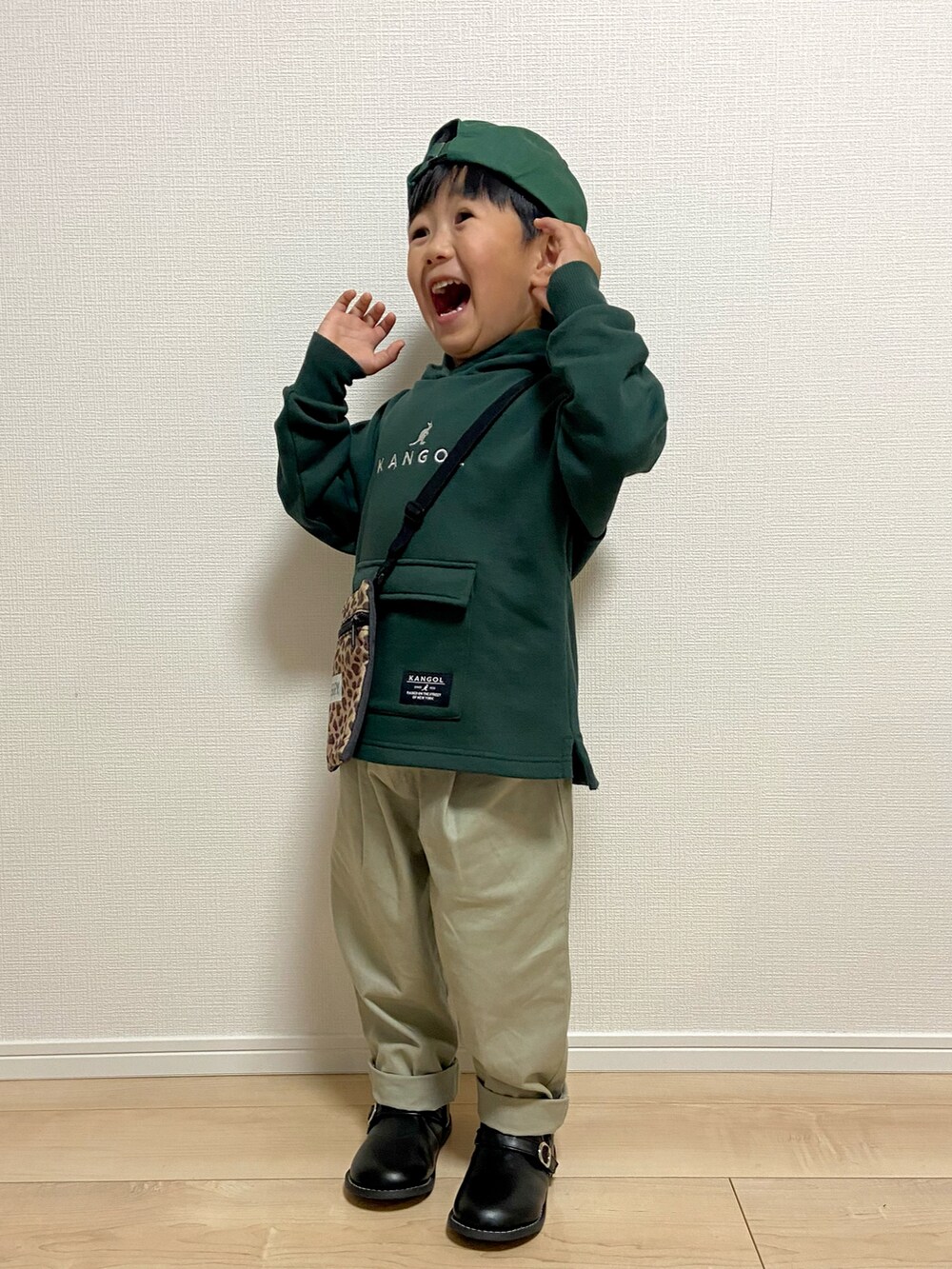 グリーン系のパーカー、グリーン系のブルゾン、グリーン系のパンツを着用したキッズの冬コーディネートの4枚目の写真