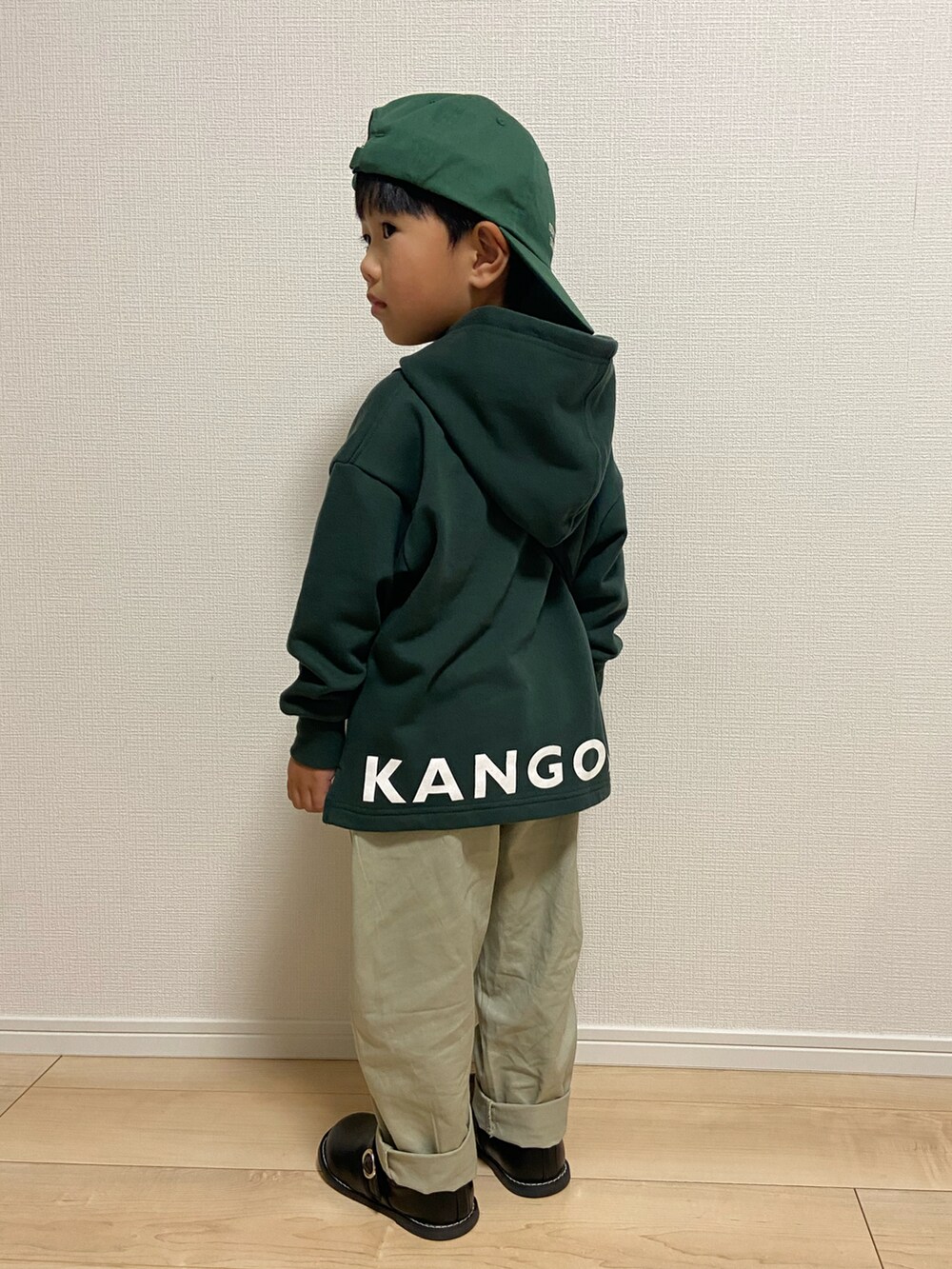グリーン系のパーカー、グリーン系のブルゾン、グリーン系のパンツを着用したキッズの冬コーディネートの2枚目の写真