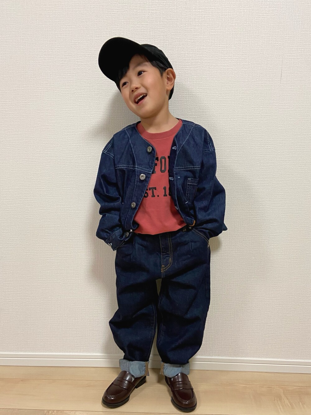 ブルー系のデニムジャケット、ブルー系のデニムパンツ、レッド系のTシャツ/カットソーを着用したキッズの春コーディネートの2枚目の写真