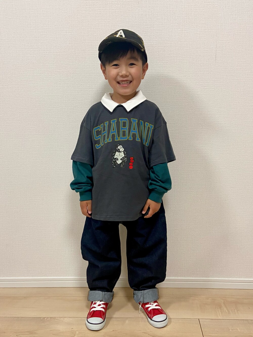 グレー系のTシャツ/カットソー、グリーン系のTシャツ/カットソー、ブルー系のデニムパンツを着用したキッズの春コーディネートの5枚目の写真