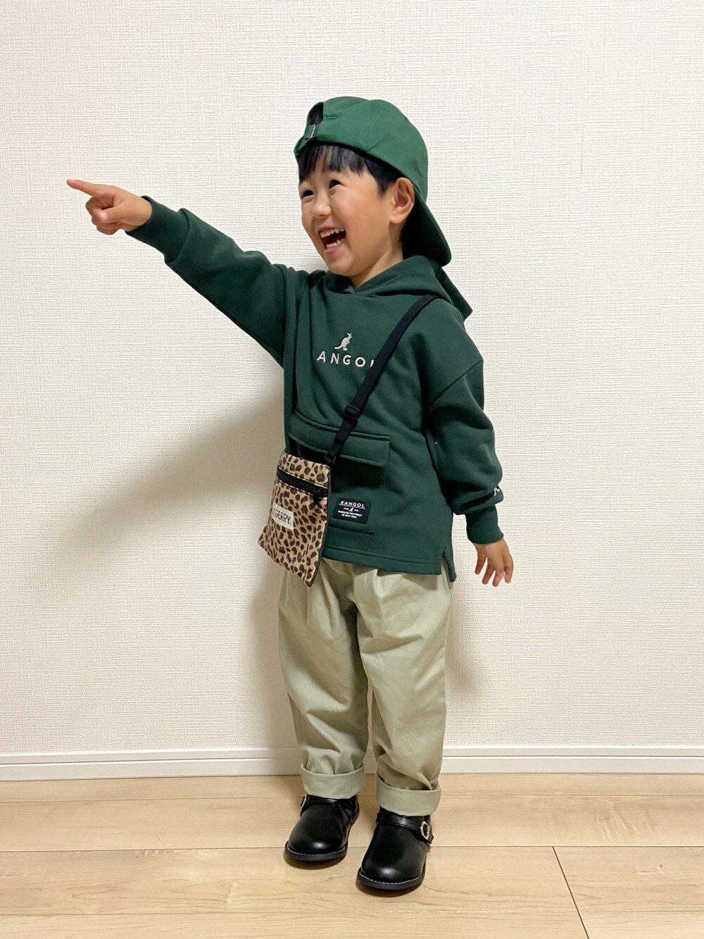 グリーン系のパーカー、グリーン系のブルゾン、グリーン系のパンツを着用したキッズの冬コーディネートの3枚目の写真