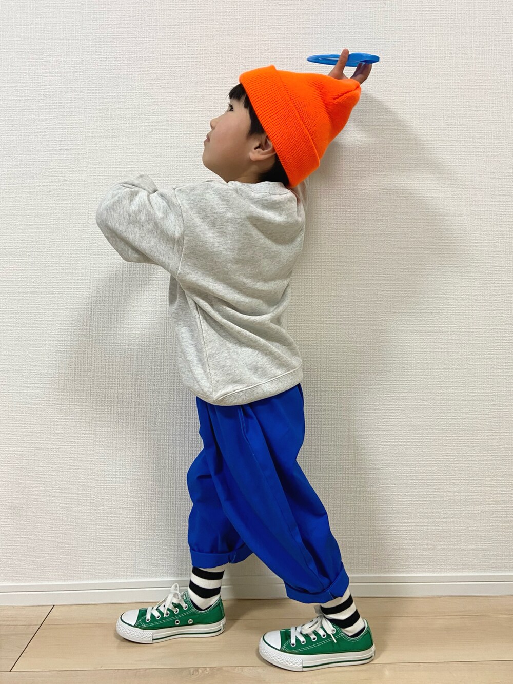 グレー系のスウェット、ブルー系のその他パンツ、グリーン系のスニーカーを着用したキッズの冬コーディネートの2枚目の写真