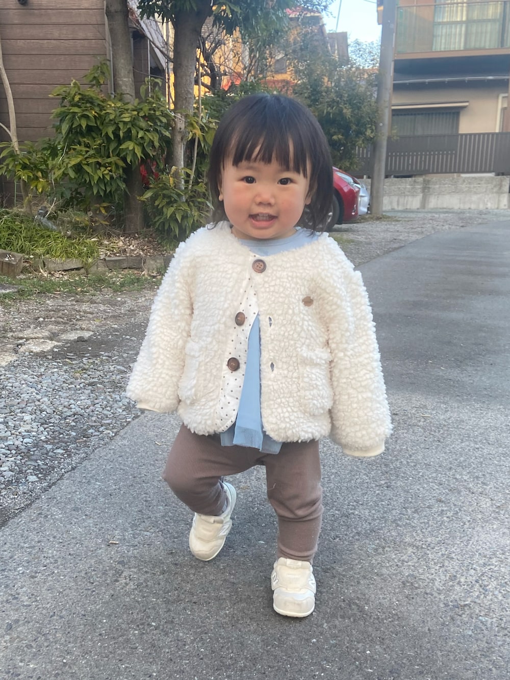 ホワイト系のジャケット/アウター、ブルー系のトップス、ホワイト系のスニーカーを着用したキッズの春コーディネートの2枚目の写真