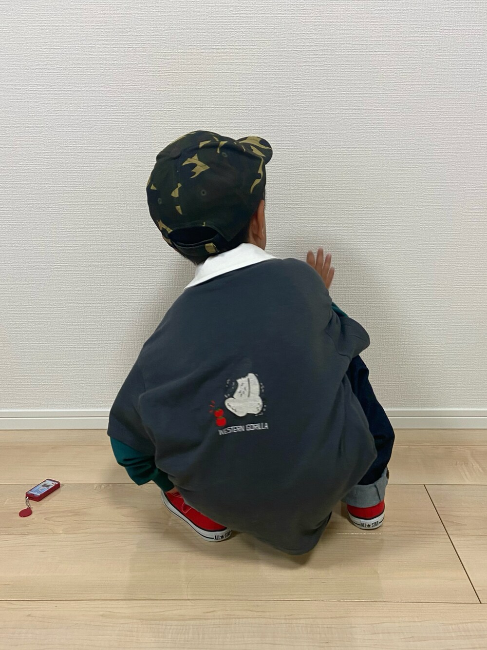 グレー系のTシャツ/カットソー、グリーン系のTシャツ/カットソー、ブルー系のデニムパンツを着用したキッズの春コーディネートの2枚目の写真