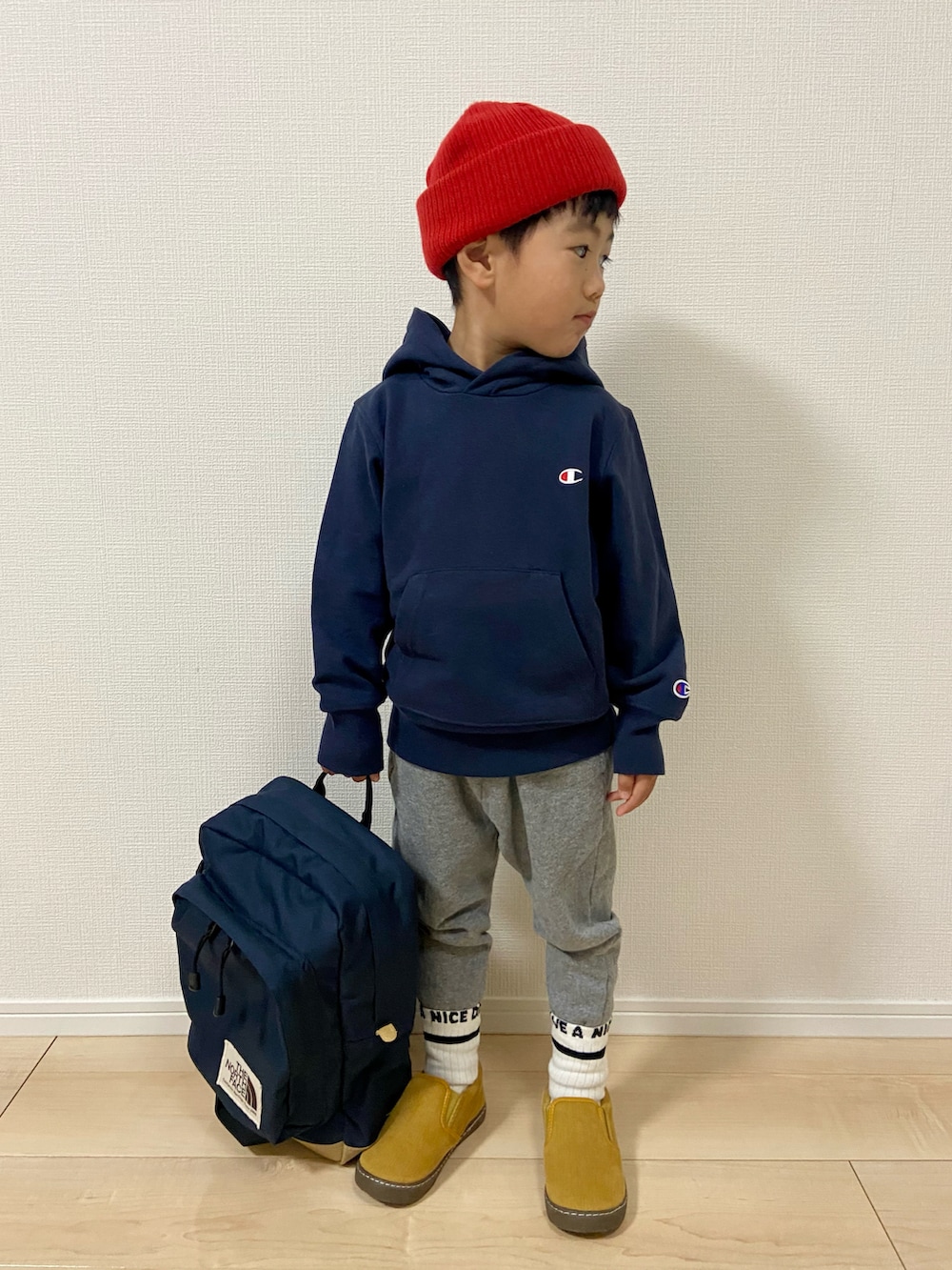 ブルー系のパーカー、グレー系のスウェットパンツ、イエロー系のスリッポンを着用したキッズの冬コーディネートの2枚目の写真