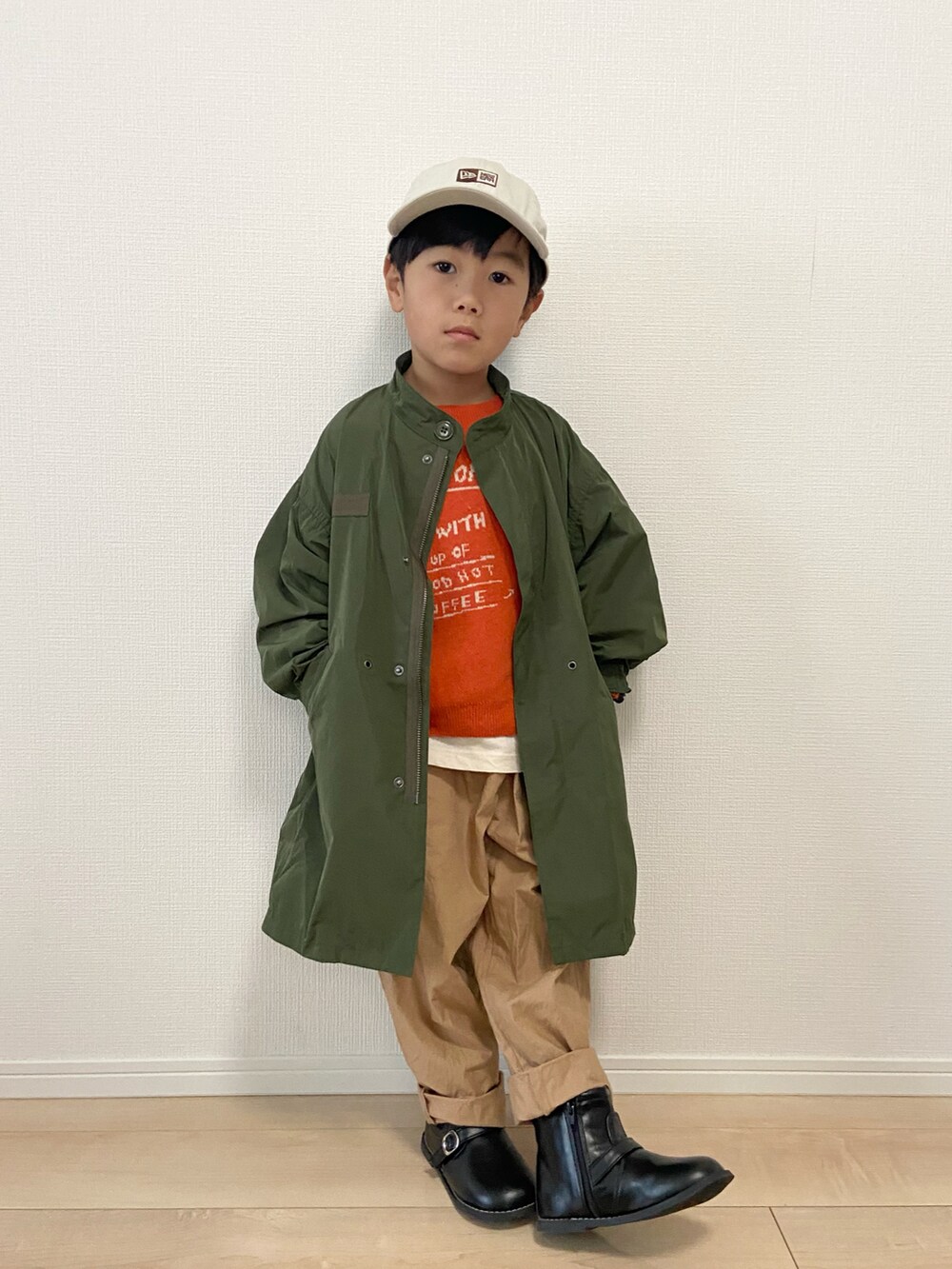 オレンジ系のニット/セーター、グリーン系のモッズコート、ベージュ系のその他パンツを着用したキッズの冬コーディネートの3枚目の写真