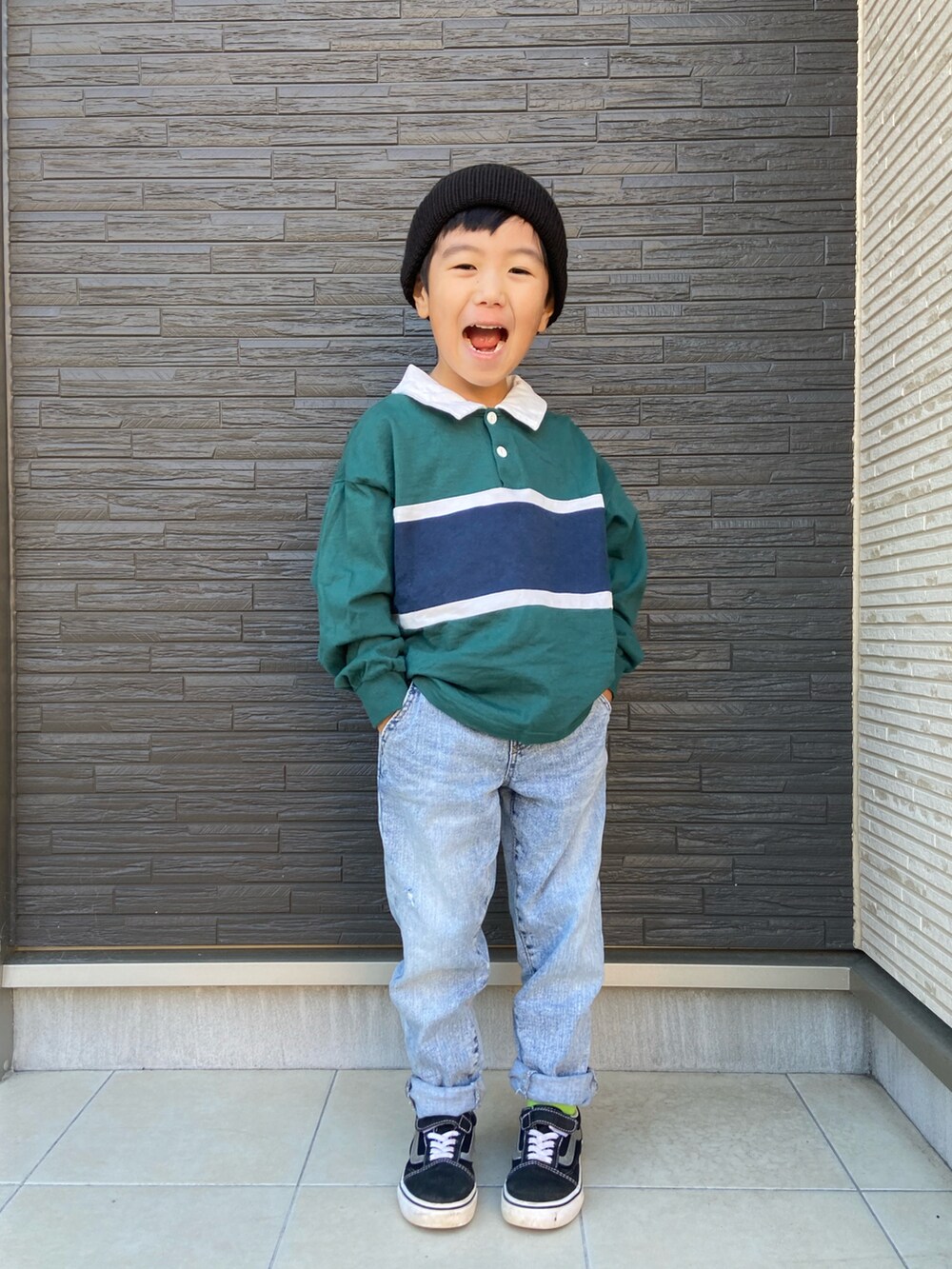 グリーン系のTシャツ/カットソー、ブルー系のデニムパンツ、ブラック系のスニーカーを着用したキッズの秋コーディネートの2枚目の写真