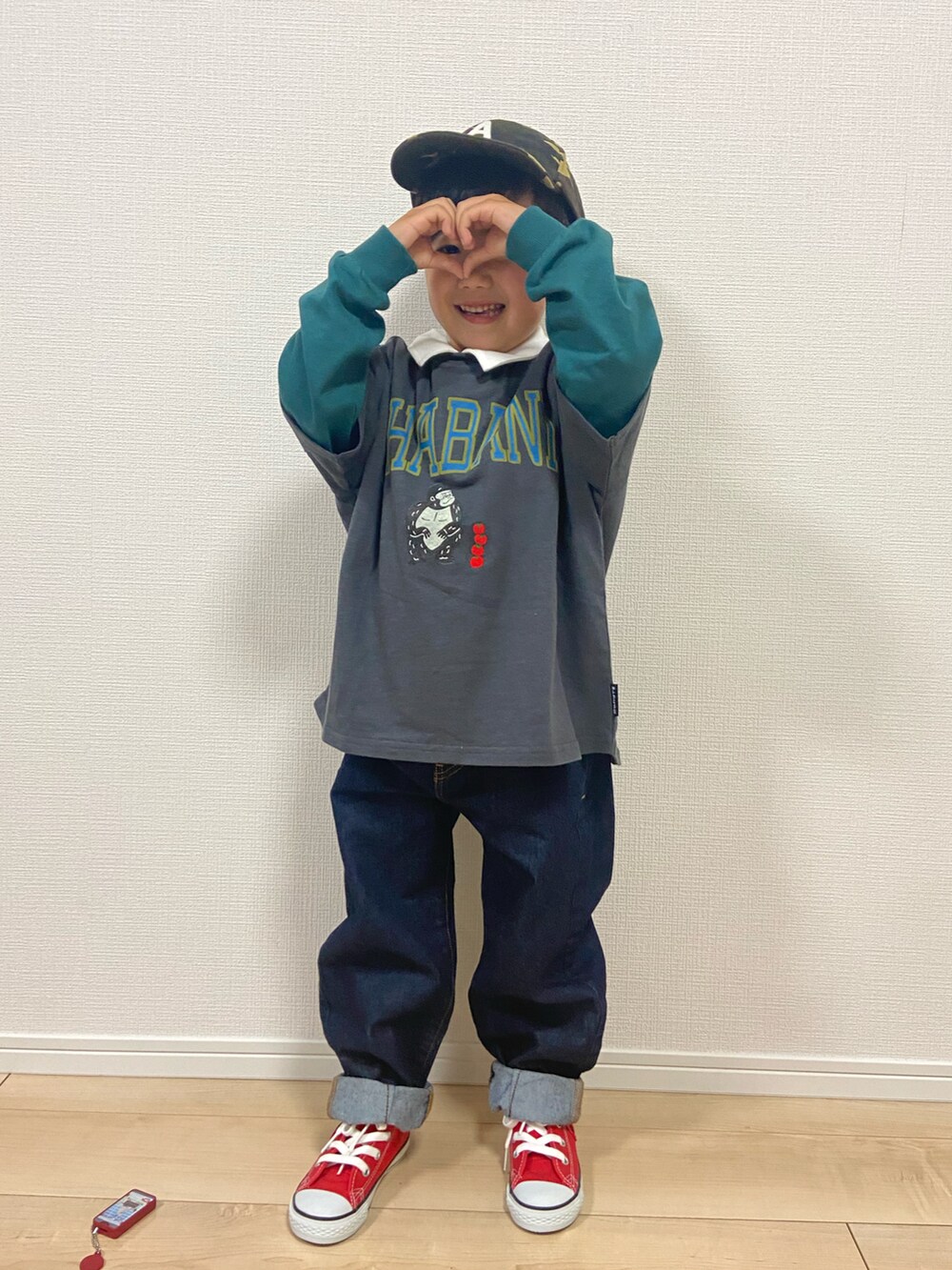 グレー系のTシャツ/カットソー、グリーン系のTシャツ/カットソー、ブルー系のデニムパンツを着用したキッズの春コーディネートの4枚目の写真