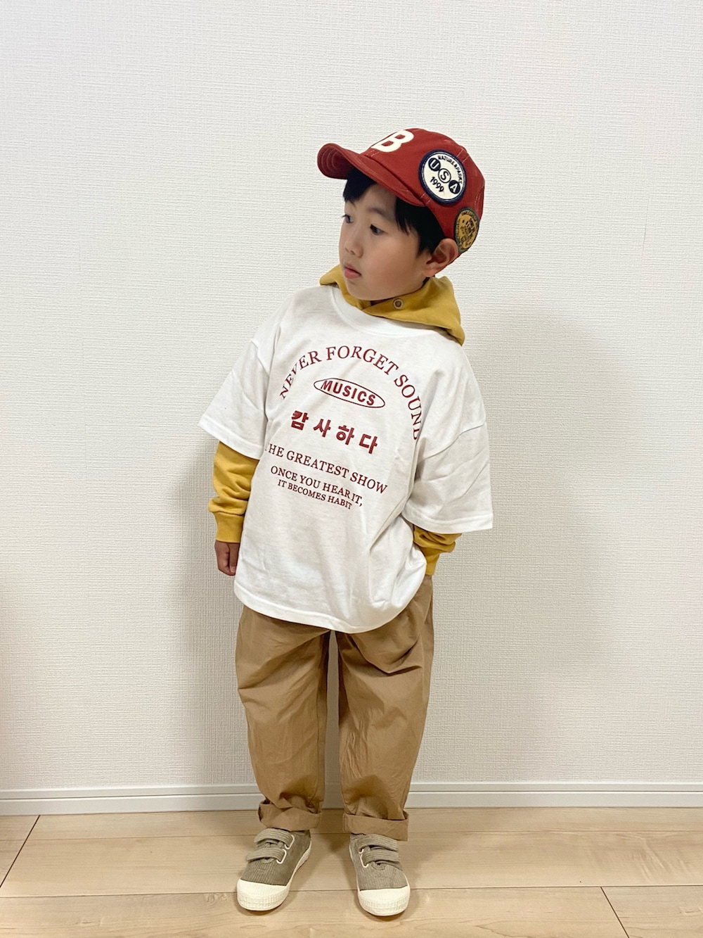 ホワイト系のTシャツ/カットソー、イエロー系のパーカー、ベージュ系のその他パンツを着用したキッズの春コーディネートの2枚目の写真