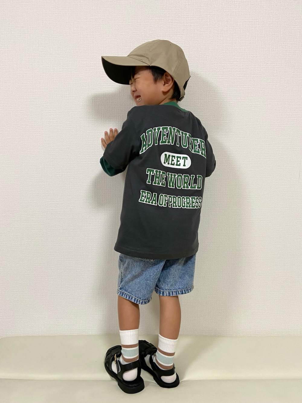 グレー系のTシャツ/カットソー、グリーン系のTシャツ/カットソー、ブルー系のデニムパンツを着用したキッズの夏コーディネートの2枚目の写真