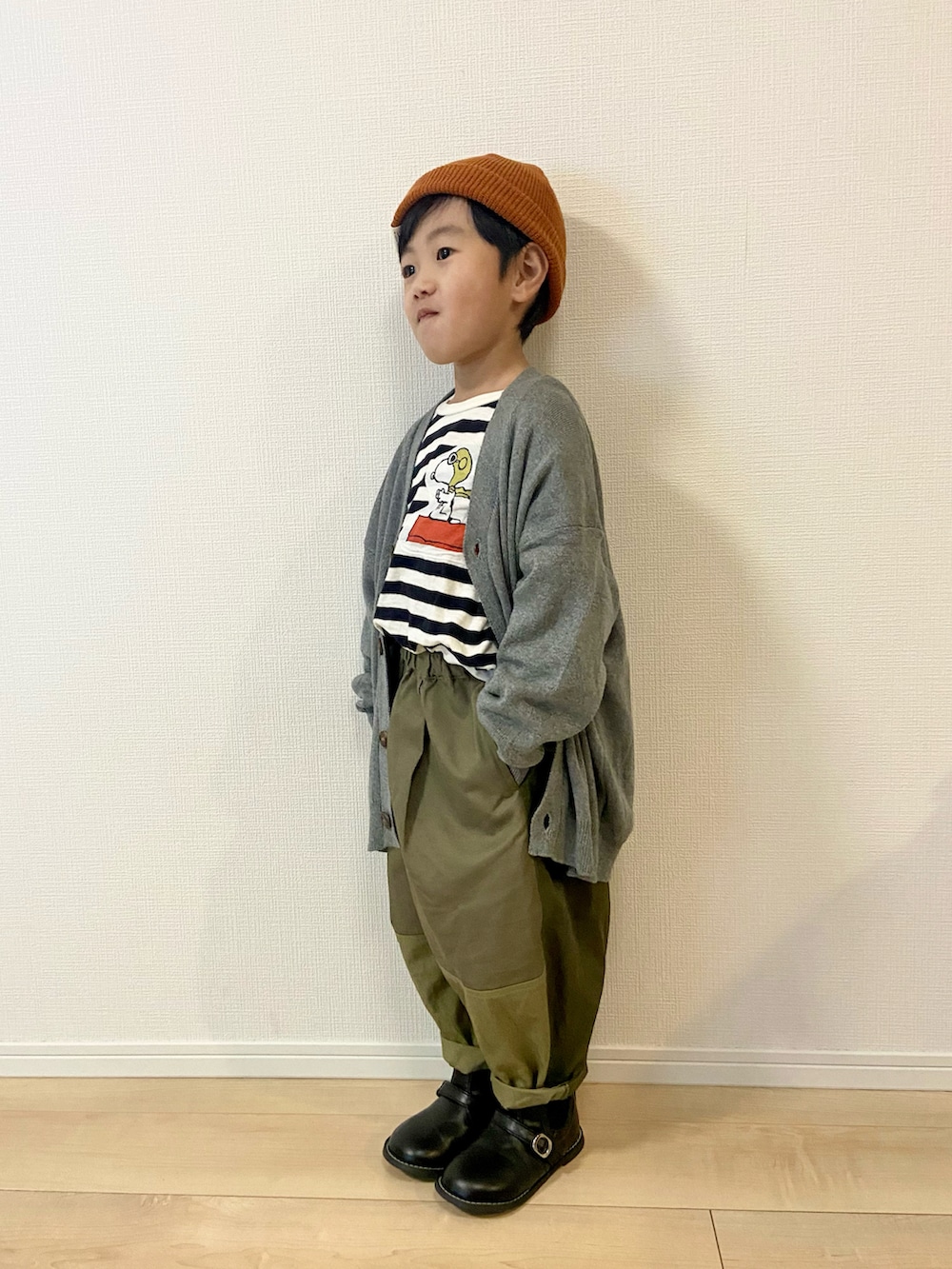 ブラック系のTシャツ/カットソー、グレー系のカーディガン/ボレロ、グリーン系のその他パンツを着用したキッズの秋コーディネートの2枚目の写真