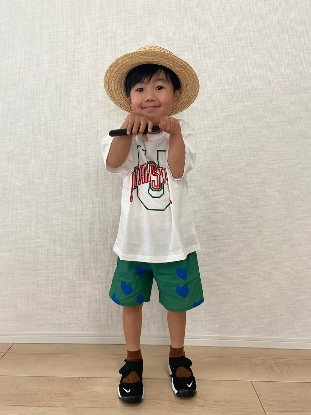 ホワイト系のTシャツ/カットソー、グリーン系のその他パンツ、ブラック系のサンダルを着用したキッズの春コーディネートの3枚目の写真