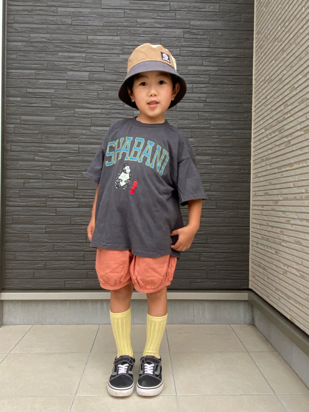 グレー系のTシャツ/カットソー、ピンク系のその他パンツ、ブラック系のスニーカーを着用したキッズの夏コーディネートの3枚目の写真