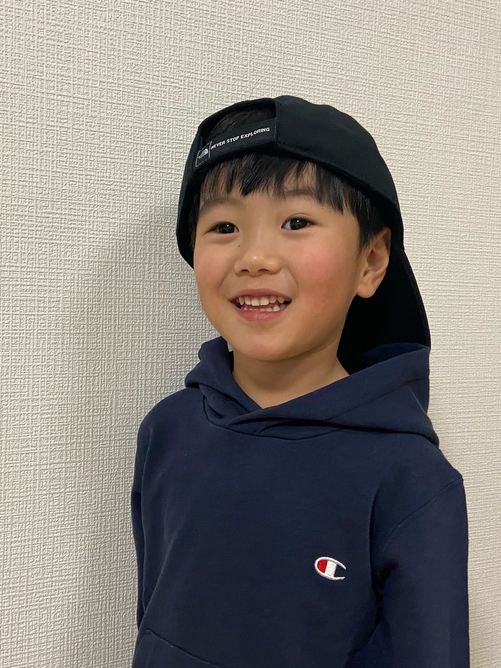 ブルー系のパーカー、グレー系のスウェットパンツ、イエロー系のスリッポンを着用したキッズの冬コーディネートの4枚目の写真