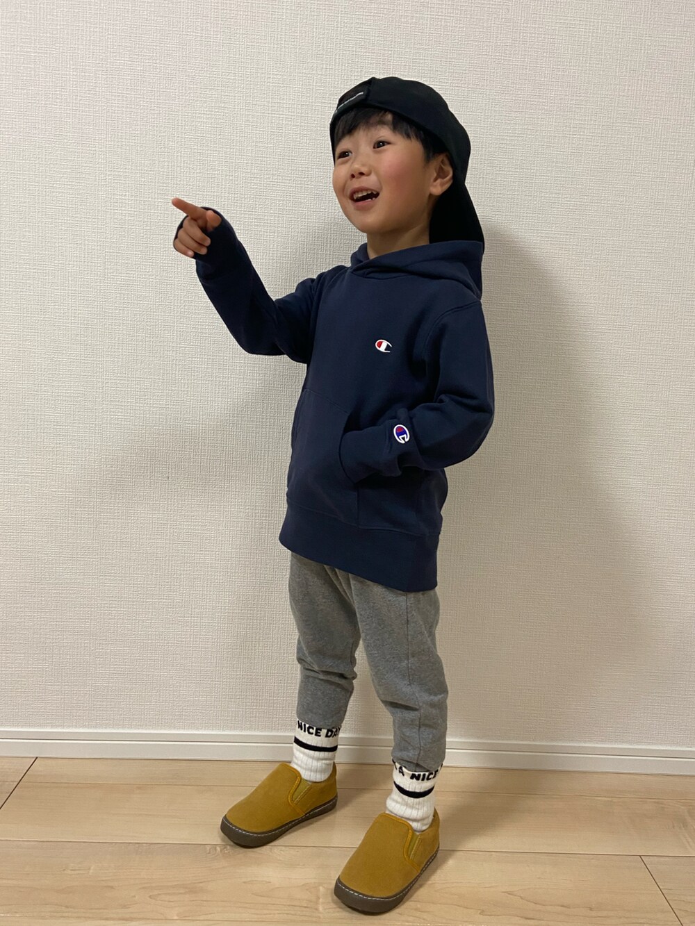 ブルー系のパーカー、グレー系のスウェットパンツ、イエロー系のスリッポンを着用したキッズの冬コーディネートの3枚目の写真