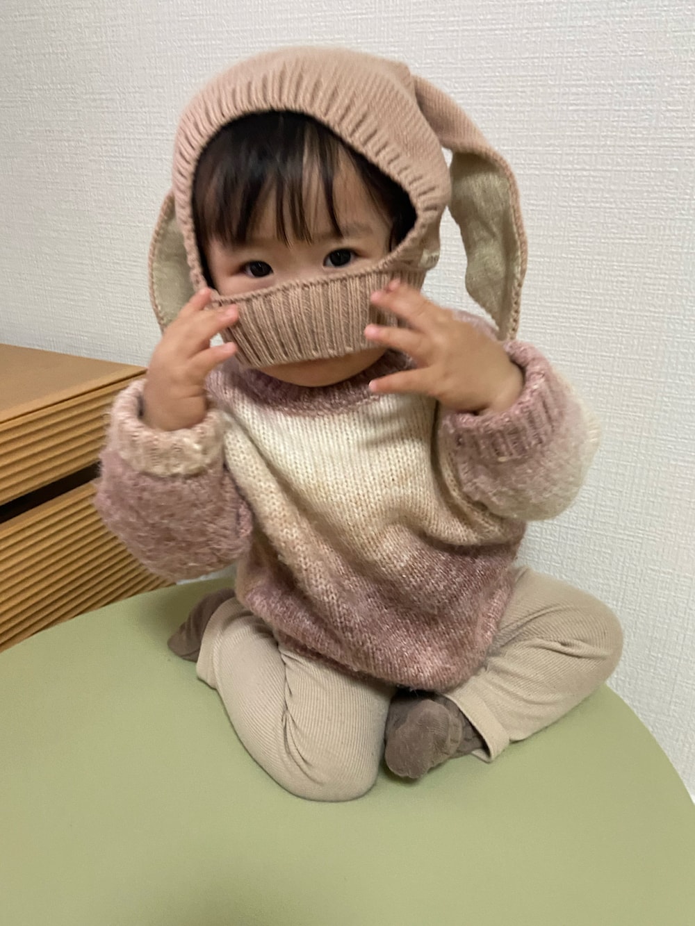 ピンク系のニット/セーター、ベージュ系のレギンス/スパッツ、ピンク系のニットキャップ/ビーニーを着用したキッズの冬コーディネートの3枚目の写真