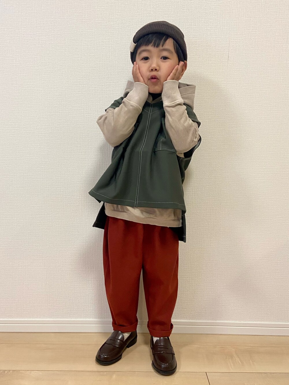 ベージュ系のパーカー、グリーン系のベスト、ブラック系のTシャツ/カットソーを着用したキッズの冬コーディネートの4枚目の写真