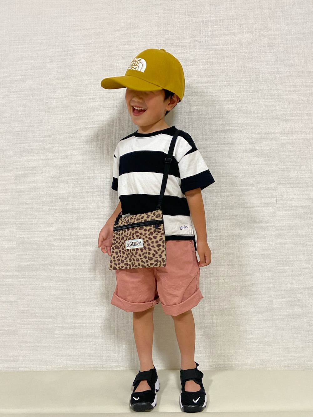 ブラック系のTシャツ/カットソー、ピンク系のパンツ、ホワイト系のTシャツ/カットソーを着用したキッズの夏コーディネートの2枚目の写真