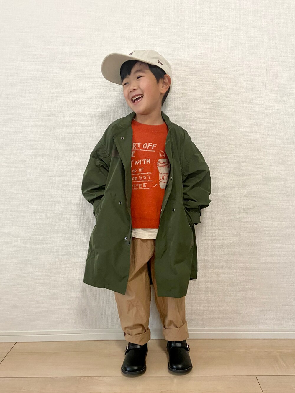 オレンジ系のニット/セーター、グリーン系のモッズコート、ベージュ系のその他パンツを着用したキッズの冬コーディネートの2枚目の写真