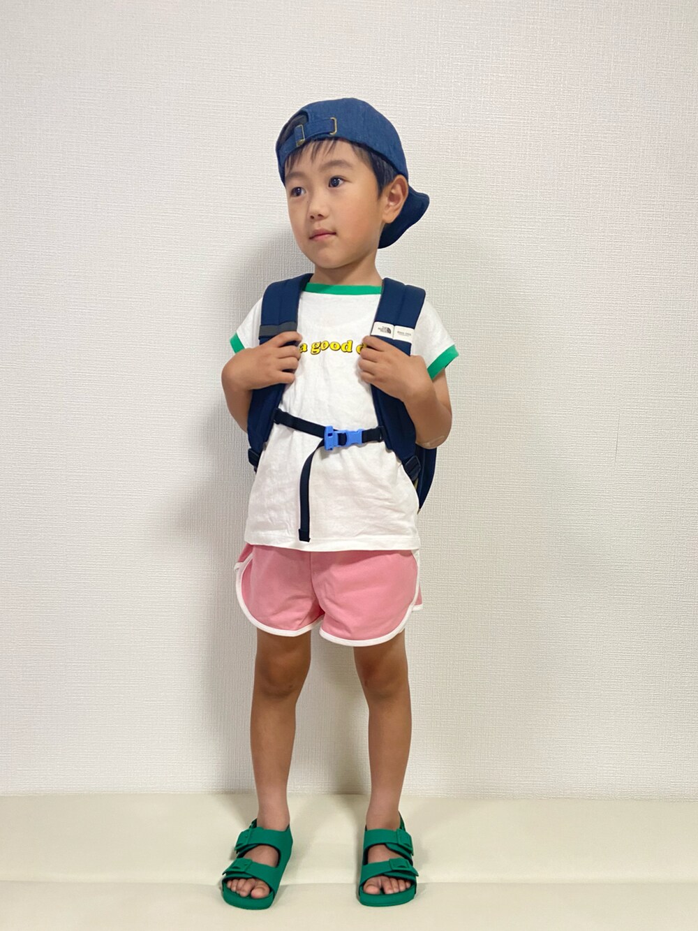 グリーン系のタンクトップ、ピンク系のパンツ、グリーン系のサンダルを着用したキッズの夏コーディネートの2枚目の写真