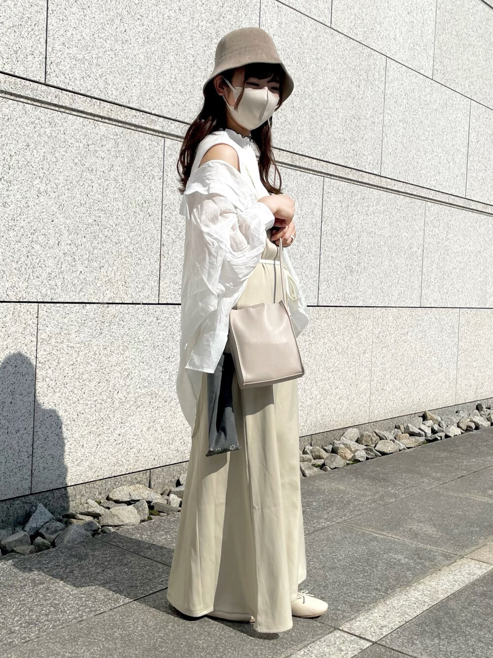 ホワイト系のショルダーバッグ、ベージュ系のワンピース、ホワイト系のシャツ/ブラウスを着用したレディースの夏コーディネートの3枚目の写真