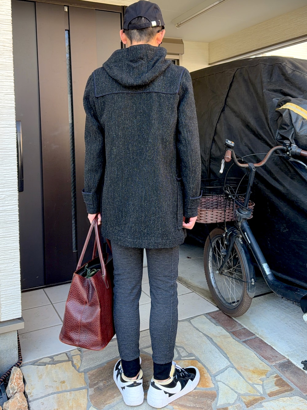 ブラック系のダッフルコート、ホワイト系のシャツ/ブラウス、グレー系のスウェットパンツを着用したメンズの冬コーディネートの2枚目の写真