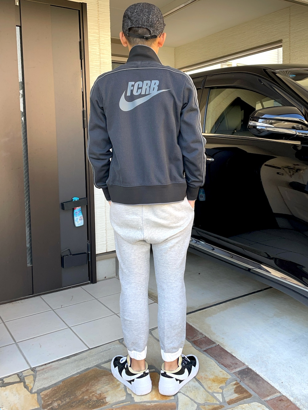 ホワイト系のTシャツ/カットソー、ブラック系のブルゾン、グレー系のスウェットパンツを着用したメンズの秋コーディネートの2枚目の写真