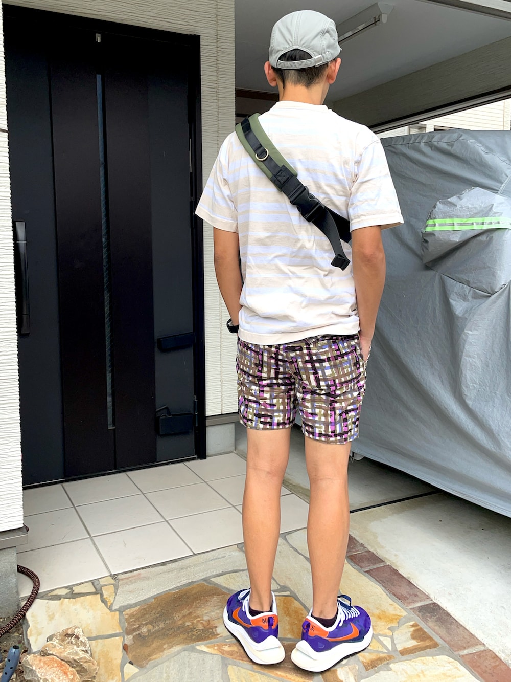 ピンク系のTシャツ/カットソー、その他のパンツ、パープル系のスニーカーを着用したメンズの秋コーディネートの2枚目の写真