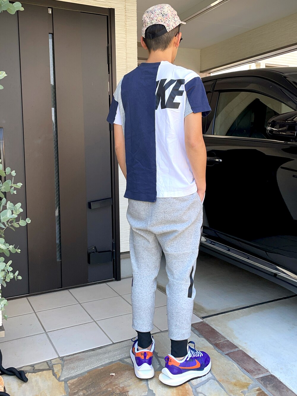 ブルー系のTシャツ/カットソー、グレー系のスウェットパンツ、パープル系のスニーカーを着用したメンズの春コーディネートの2枚目の写真