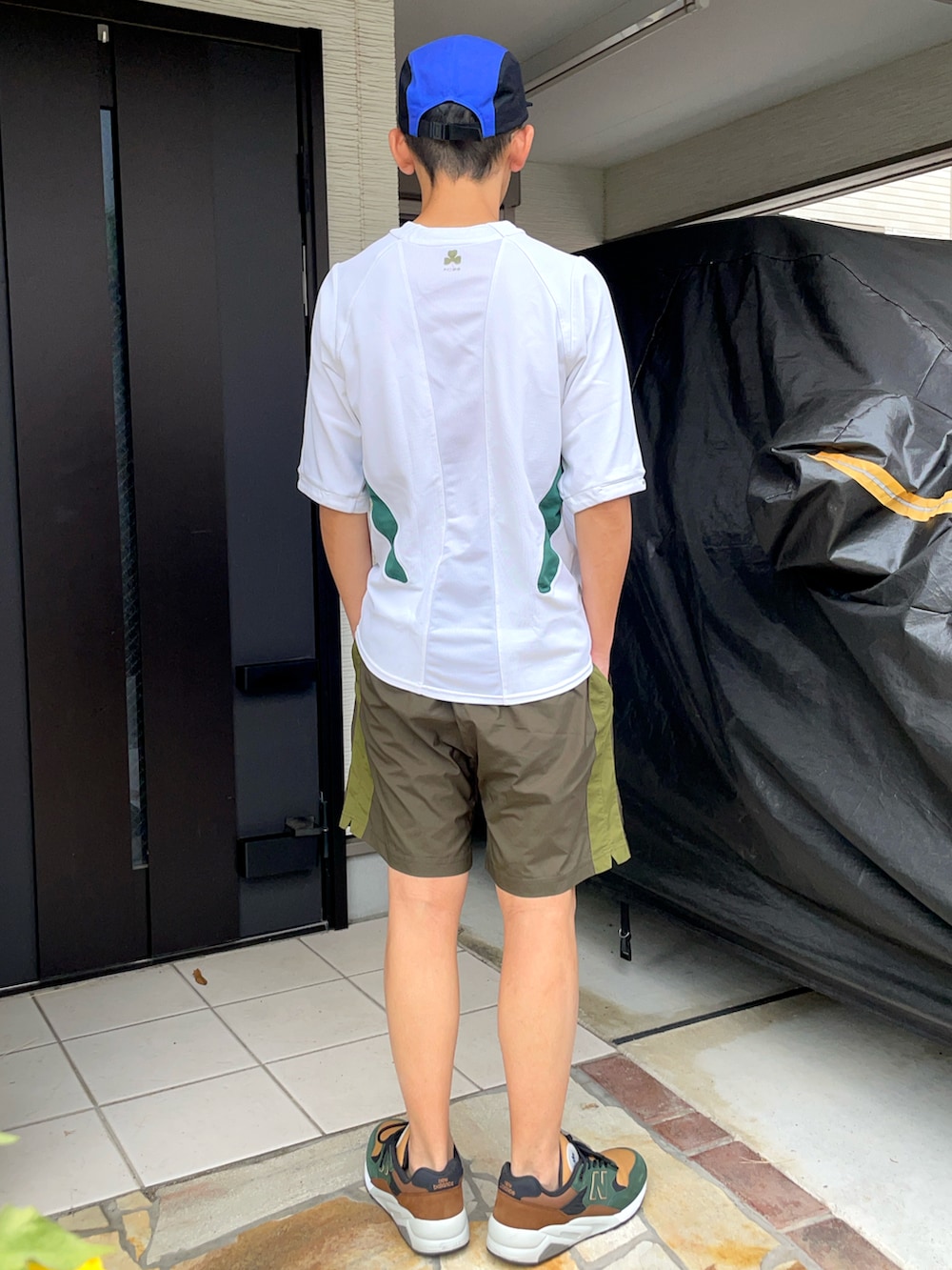 グリーン系のパンツ、ホワイト系のTシャツ/カットソー、グリーン系のスニーカーを着用したメンズの夏コーディネートの2枚目の写真