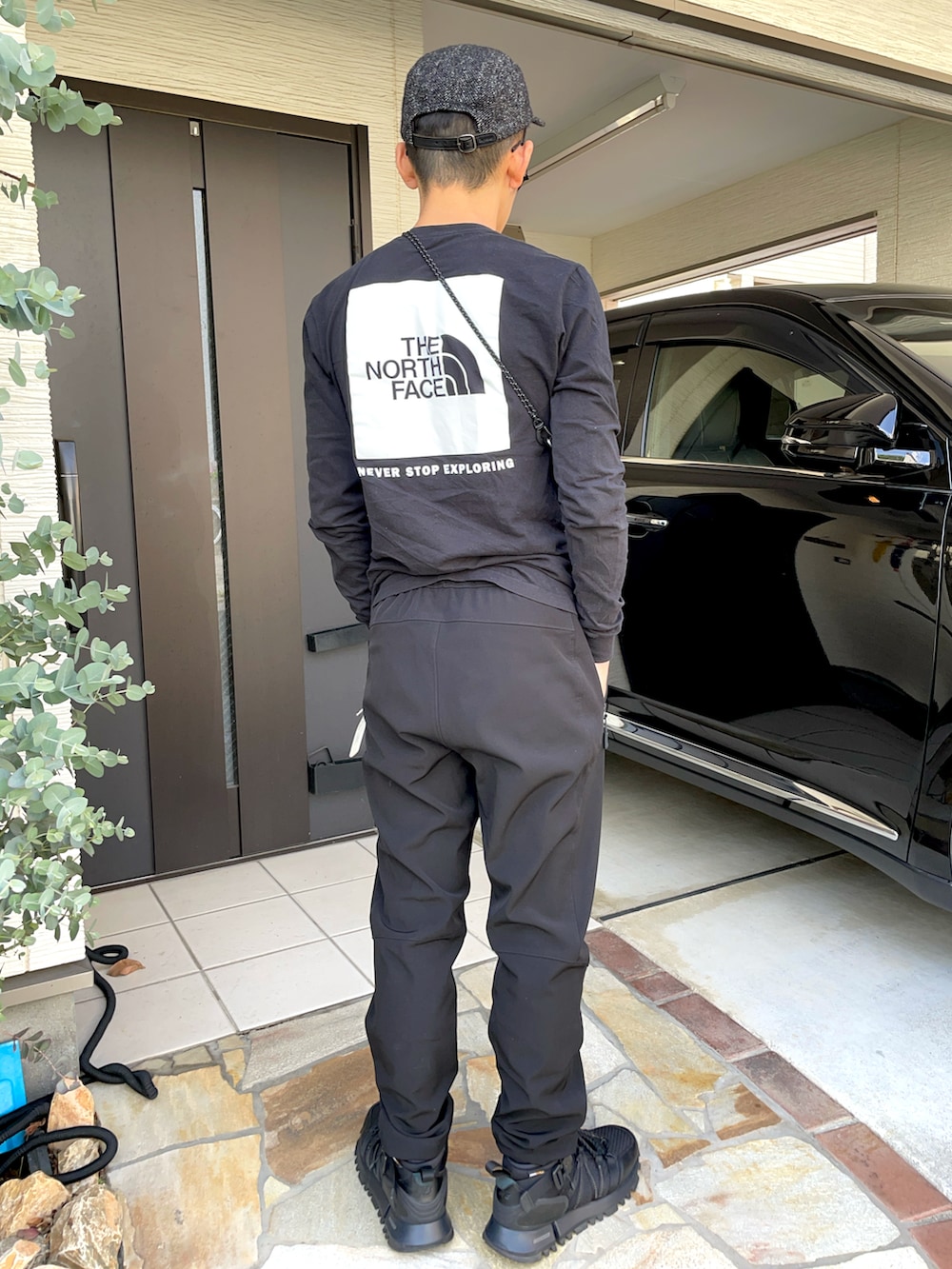 「ブラックコーデ、THE NORTH FACE、ノースフェイス、ARC'TERYX、New Balance、ニューバランス、snow peak、briefing、サコッシュ、キャップ、supreme」｜「ARC'TERYXのアイテム（スウェットパンツ、ブラック系）」を使った、KHさん（メンズ・170cm）の春コーディネートの2枚目の写真