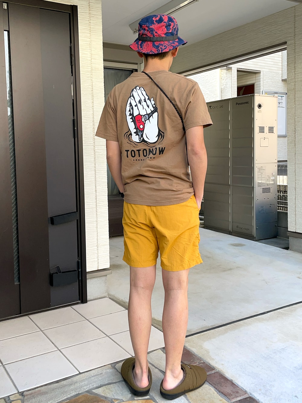 「サウナ、サウナファッション、サウナコーデ、GRAMICCI、グラミチ、ハーフパンツ、ハット、patagonia、サンダル、NANGA、サコッシュ、briefing」｜「BRIEFINGのアイテム（ボディバッグ/ウエストポーチ、ブラック系）」を使った、KHさん（メンズ・170cm）の春コーディネートの2枚目の写真