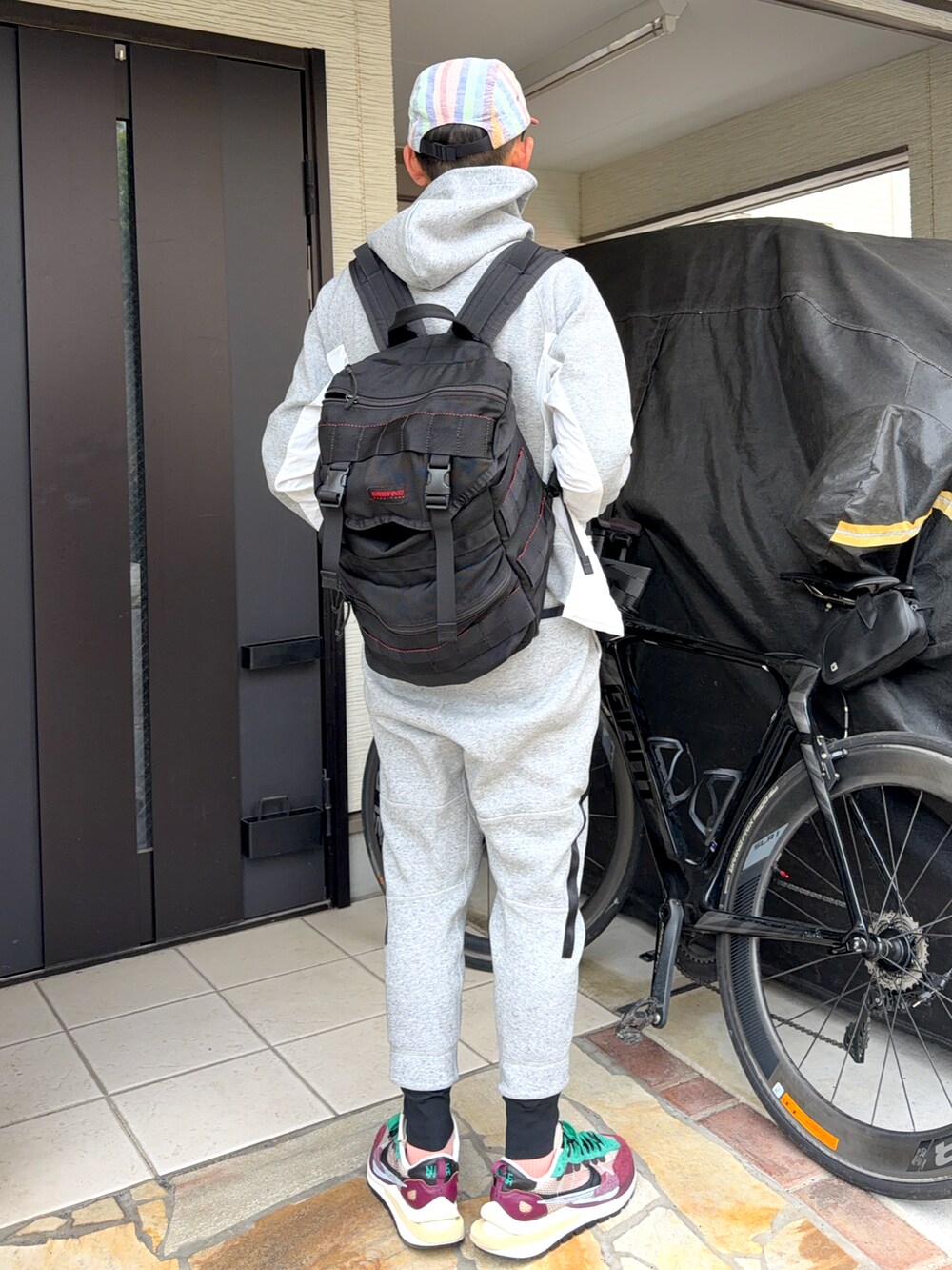 グレー系のパーカー、グレー系のスウェットパンツ、その他のスニーカーを着用したメンズの春コーディネートの2枚目の写真