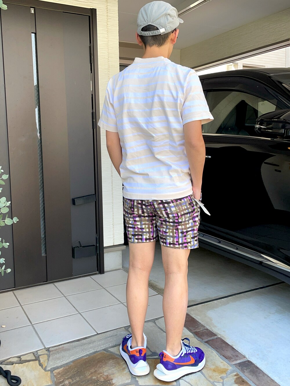 ピンク系のTシャツ/カットソー、その他のパンツ、パープル系のスニーカーを着用したメンズの春コーディネートの2枚目の写真