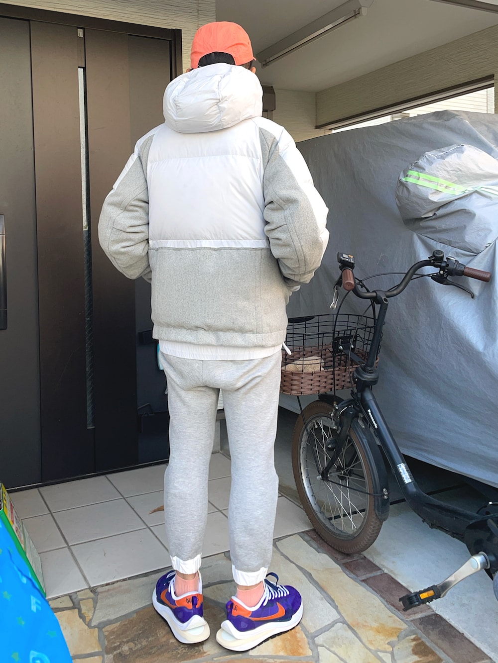 「sacai、sacai×nike、NIKE、supreme、キャップ、スウエットパンツ、GRAMICCI、スニーカー、ダウンジャケット」｜「Supreme のアイテム（キャップ、ピンク系）」を使った、KHさん（メンズ・170cm）の冬コーディネートの2枚目の写真