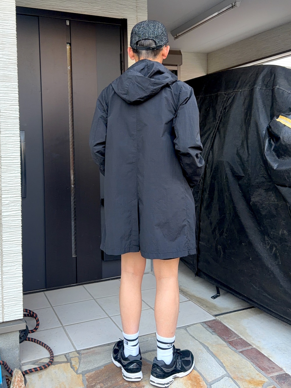 ブラック系のTシャツ/カットソー、ブラック系のジャケット/アウター、ブラック系のパンツを着用したメンズの春コーディネートの2枚目の写真