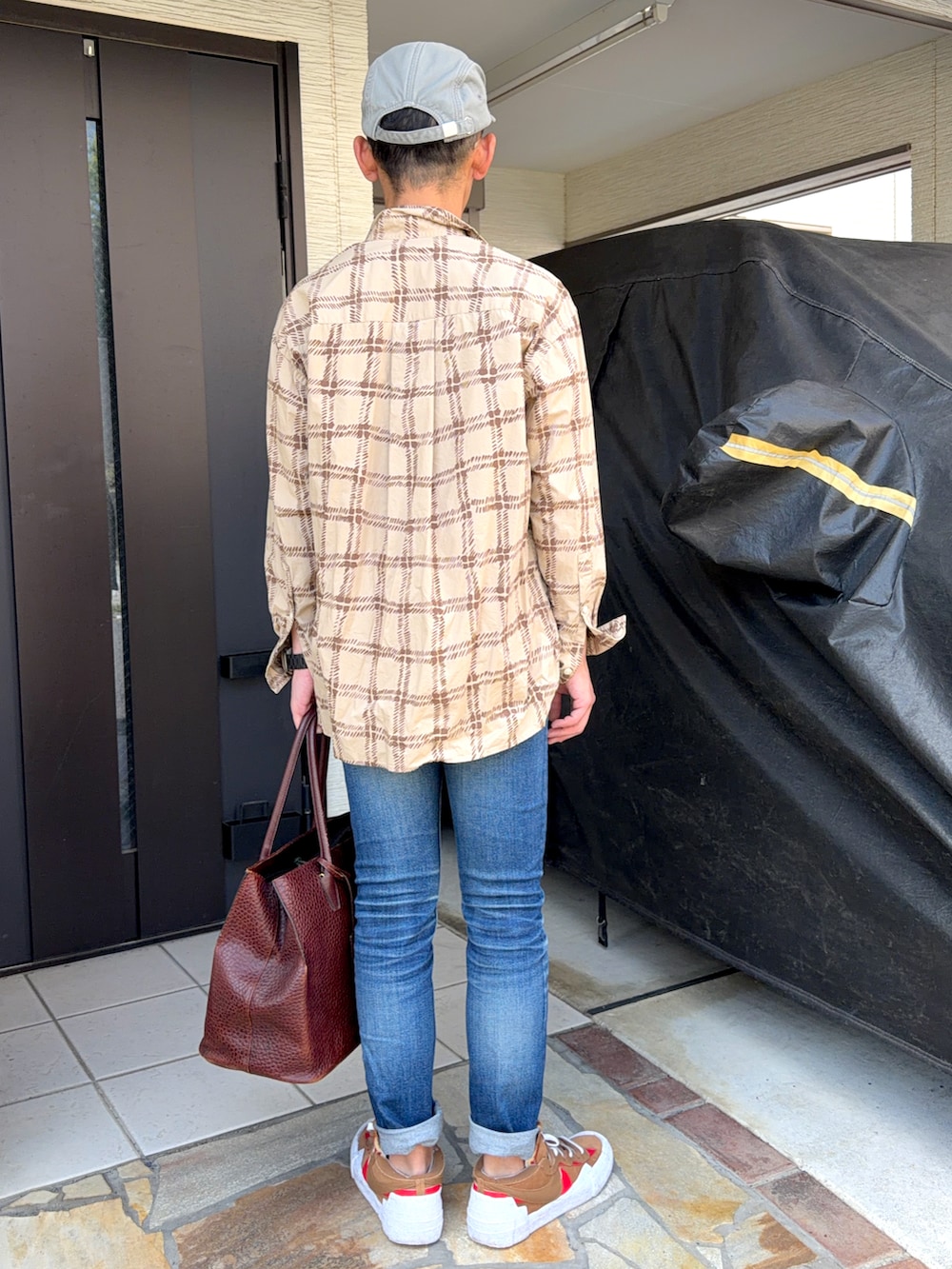 ベージュ系のTシャツ/カットソー、ブラウン系のシャツ/ブラウス、ブルー系のデニムパンツを着用したメンズの春コーディネートの2枚目の写真